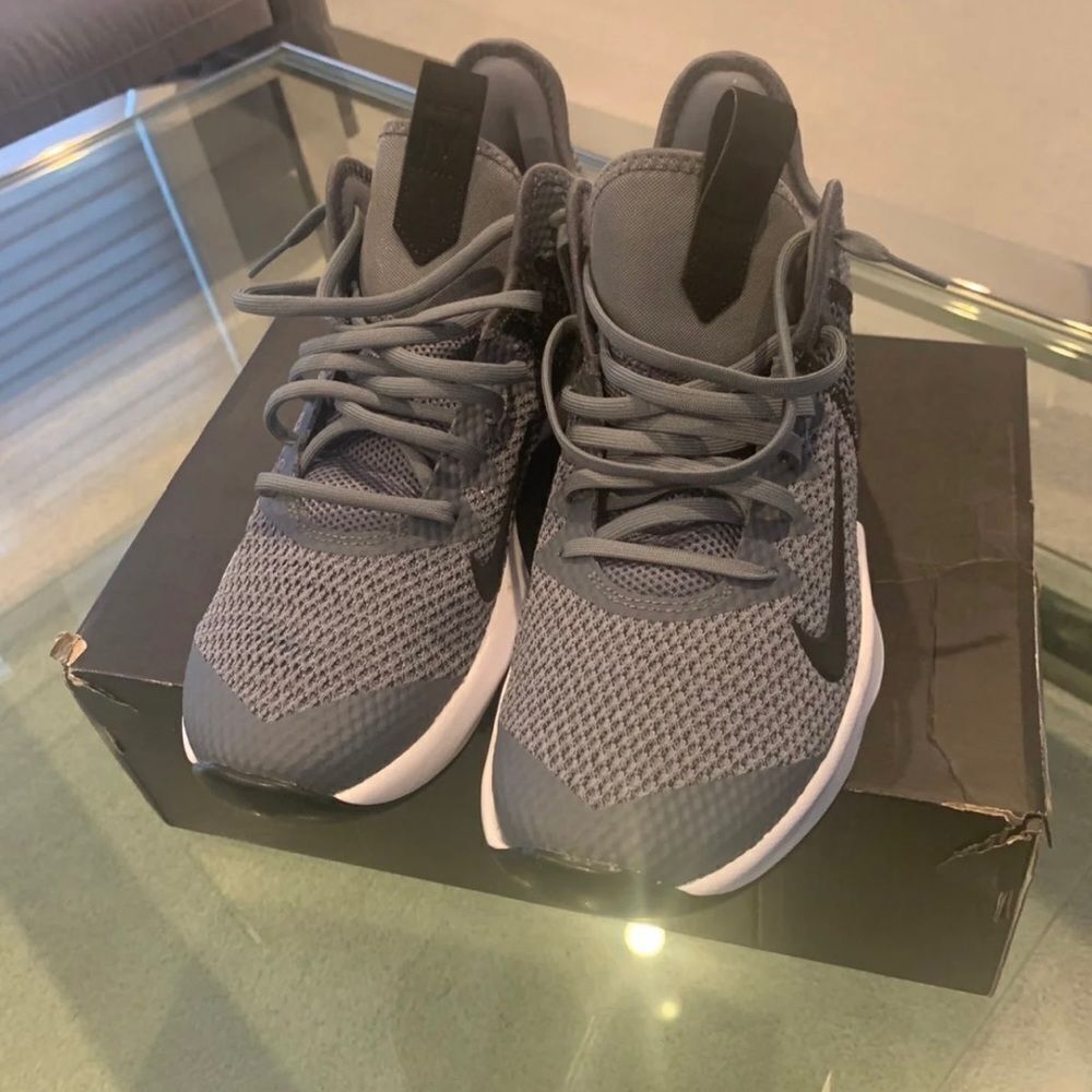 LeBron Witness 4 (Team) CV4004-001) 8.5 M WMS Sz 10
